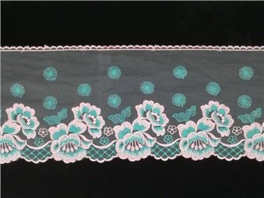 Krāsains mežģīņu rotājums